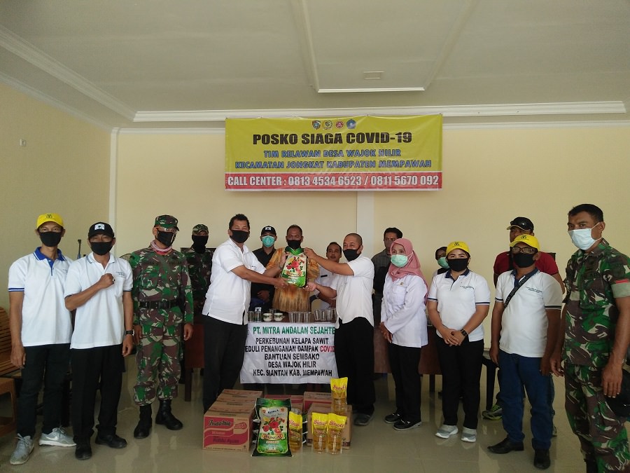 SIMBOLIS : Dirut PT MAS didampingi koordinaror penyaluran bantuan beserta staf, secara simbolis memberikan bantuan sembako.  ISTIMEWA