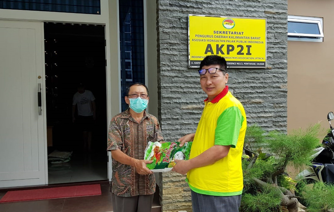 SALURKAN BANTUAN: Pengda AKP2I Kalbar menyalurkan bantuan beras sebagai upaya membantu meringatkan beban ekonomi karena dampak Covid-19. IST