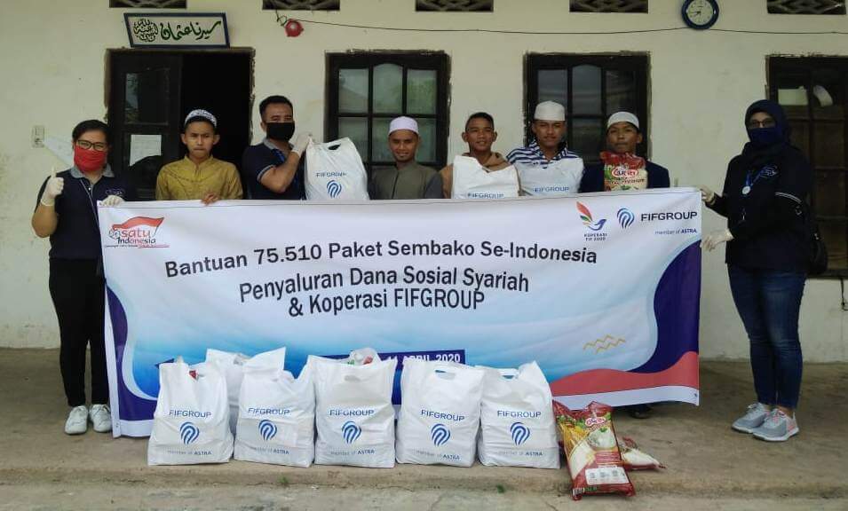 BAGIKAN SEMBAKO : PT FIF Cabang Mempawah saat menyalurkan bantuan paket sembako.  ISTIMEWA