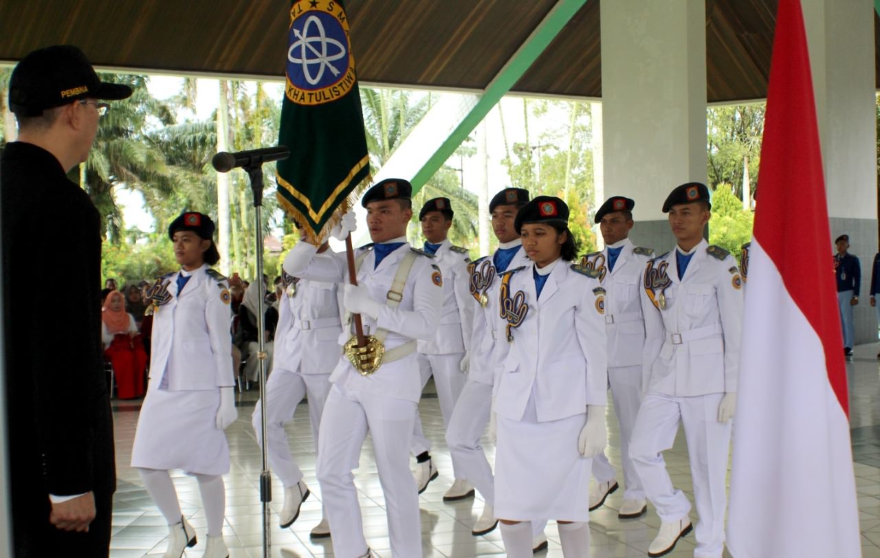 BAGI RAPOR: Pleton Pataka membawa bendera almamater dalam upacara pembagian rapor. ISTIMEWA