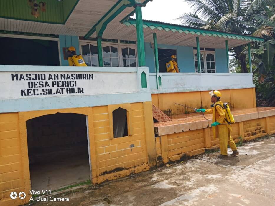 BANTUAN: Sinarmas ikut berpartisipasi aktif dalam menanggulangi wabah Covid-19. Perusahaan perkebunan ini memberikan bantuan APD (alat pelindung diri) dan melakukan penyemprotan disinfektan. IST