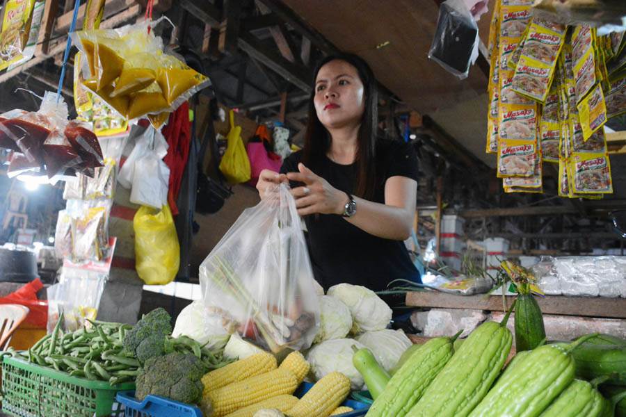 AMAN: Seorang pedagang melayani pembeli di Pasar Rakyat Landak, Ngabang beberapa waktu lalu. Stok sembako masih terpantau normal. foto MIFTAH/PONTIANAKPOST