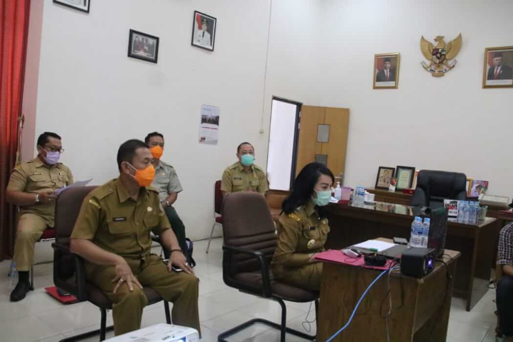 VIDEO CONFERENCE: Bupati Landak dr Karolin Margret Natasa saat menggelar video conference bersama Gubernur Kalbar dan seluruh kepala daerah di Kalbar, Selasa (7/4).  Foto HUMAS PEMKAB