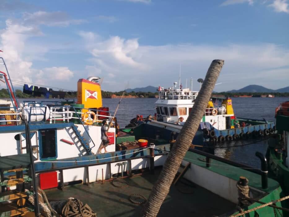 BAUKSIT: Tugboat membawa ponton ke kapal induk milik Tiongkok bersandar di Sungai Teluk Melano,  Kecamatan Simpang Hilir.    Istimewa