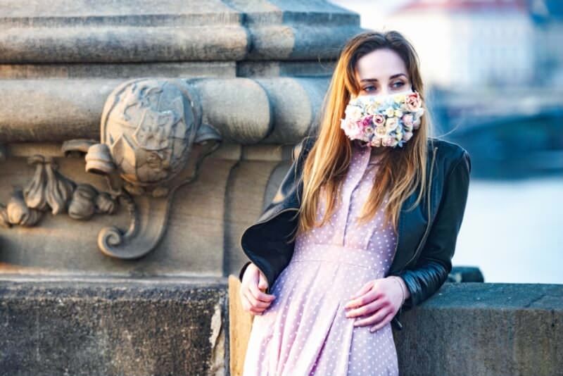 MASKER RUMAHAN: Seorang wanita mengenakan masker rumahan sedang berdiri di Jembatan Charles, di Praha, kemarin. Republik Ceko adalah satu di antara sedikit negara yang berhasil memperlambat laju virus korona dengan pemakaian masker. Foto Michal Cizek/ AFP
