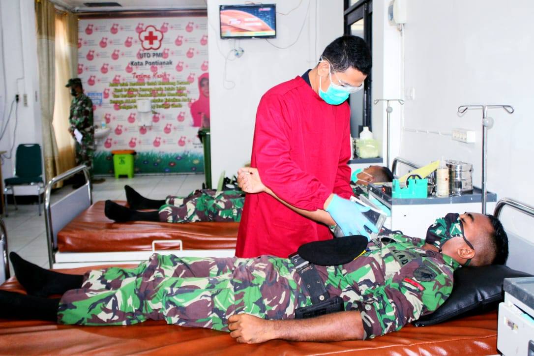 DONOR DARA: Para personel Kodam XII Tanjungpura tampak turut serta mendonorkan darahnya untuk memenuhi ketersediaan stok darah di PMI.  ISTIMEWA