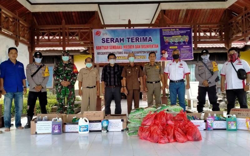 BANTUAN: Camat Belitang Hulu menerima secara simbolis bantuan dari PT Cakradaya Sukses. Bantuan yang diberikan tersebut berupa masker, disenfektan, dan juga sembako yang diserahkan dari pihak perusahaan untuk kemudian disalurkan kepada masyarakat yang mem