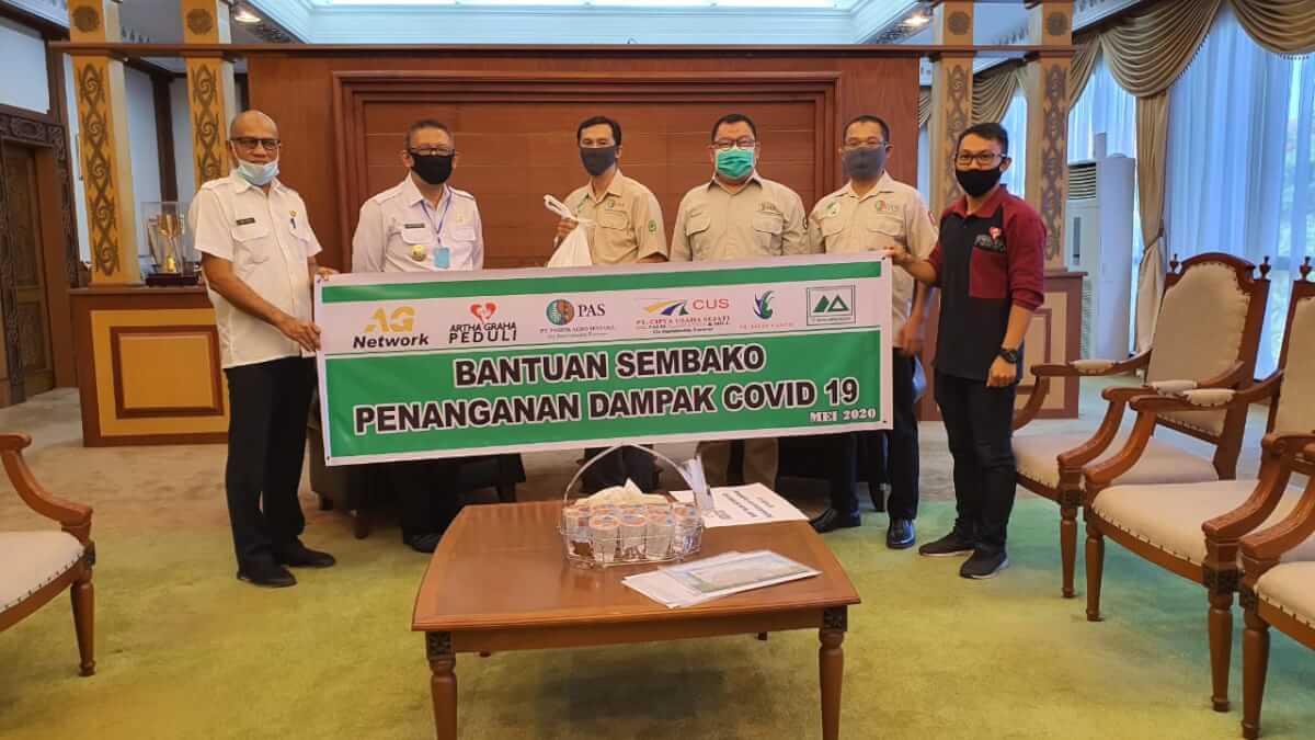 SERAHKAN : Artha Graha Peduli (AGP) melalui unit usaha PT. Pasifik Agro Sentosa (PAS) saat menyerahkan bantuan paket bahan pokok secara simbolis kepada Gubernur Kalbar Sutarmidji, Rabu (13/5).
