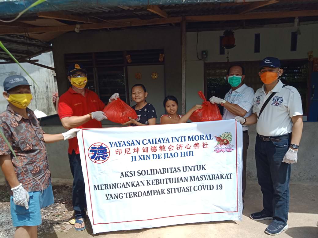 PEMBAGIAN : Pembagian Sembako kepada Masyarakat yg terdampak Covid 19. Di Kota Pontianak dan Kubu Raya.