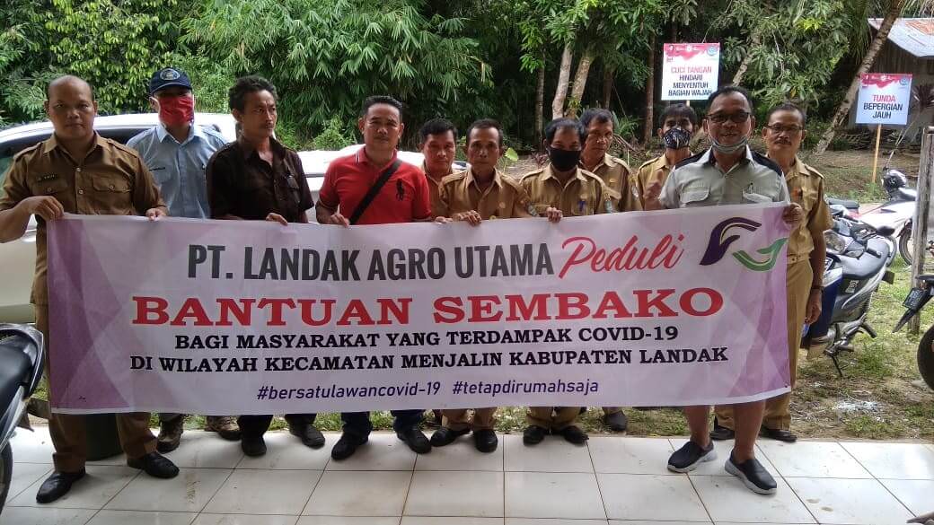 BANTUAN: PT LAU menyerahkan bantuan kepada masyarakat desa. IST