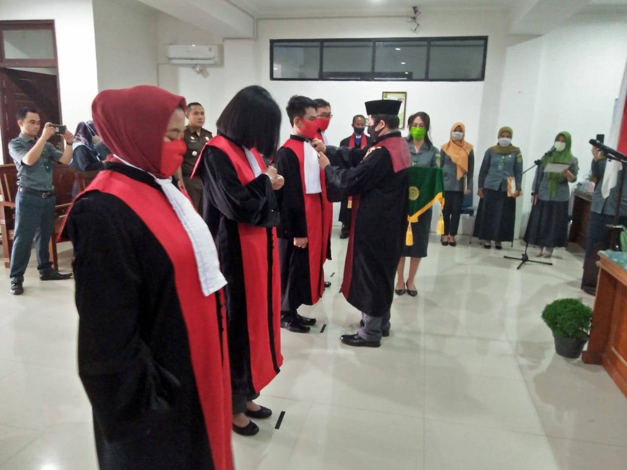 PELANTIKAN: Ketua Pengadilan Negeri Putussibau Christian Wibowo ketika melantik 4 hakim baru, Rabu (27/5) | PN Putussibau for Pontianak Post