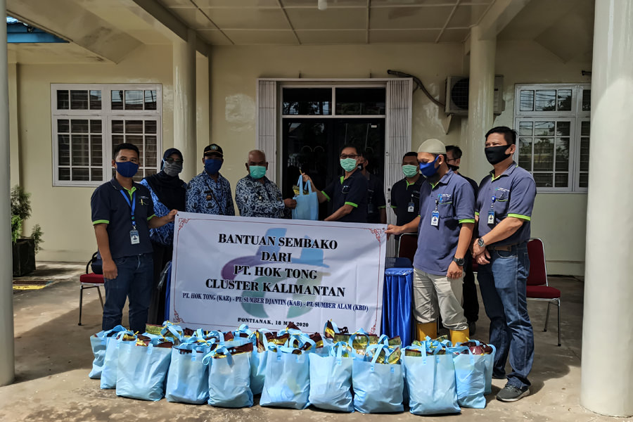 SEMBAKO: Tiga perusahaan pabrik karet di Siantan menyalurkan bantuan kepada warga yang membutuhkan. Aristono/Pontianak Post