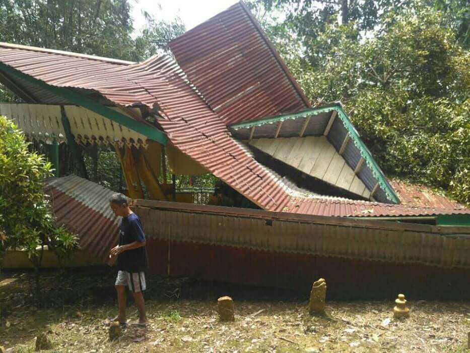 AMBRUK: Pemakaman Raja Mengkiang di Desa Mengkiang, Kecamatan Kapuas, Kabupaten Sanggau ambruk usai tertimpa pohon tumbang pada Sabtu (2/5) sore. FOTO: ANANG WAHYUDI FOR PONTIANAK POST