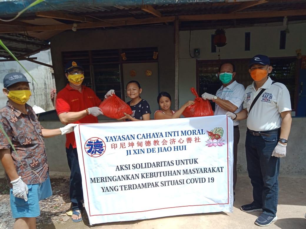 PEMBAGIAN : Pembagian sembako kepada masyarakat yang terdampak Covid-19 di Kota Pontianak dan Kubu Raya.