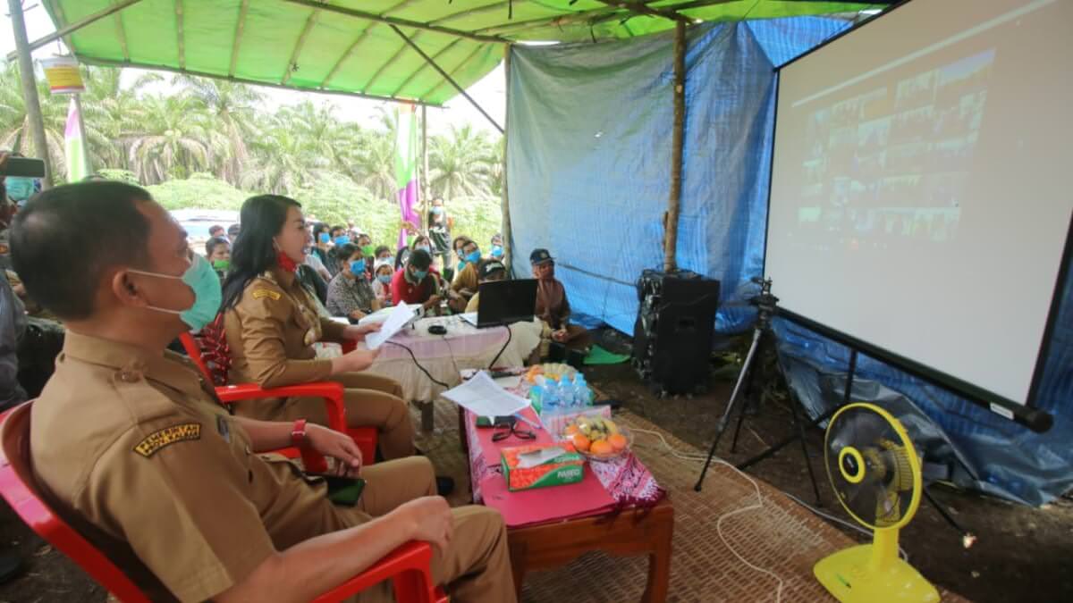 LAPOR: Bupati Landak dr Karolin Margret Natasa bersama Kepala DPPKP Landak, Sahbirin saat menggelar konferensi video bersama Mentan RI, Syahrul Yasin Limpo, Selasa (12/5). Foto HUMAS PEMKAB