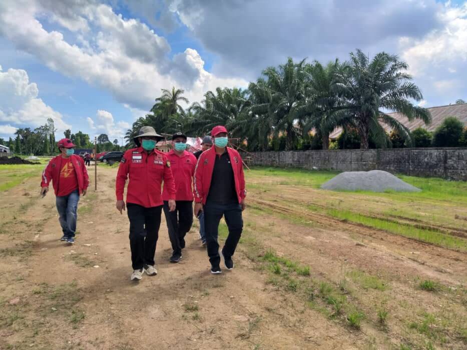 TINJAU: Lasarus bersama rombongan meninjau lahan yang akan dibangun menjadi balai benih tanaman  | ISTIMEWA