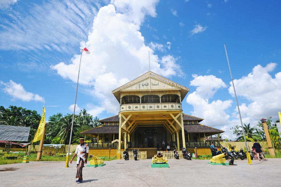SAKSI SEJARAH: Bangunan Keraton Kadriah Pontianak yang menyimpan sejumlah peninggalan Sultan Hamid II. Foto Insert, dokumentasi hasil karya Sultan Hamid II yang dipajang di Keraton Kadriah.   HARYADI/PONTIANAKPOST