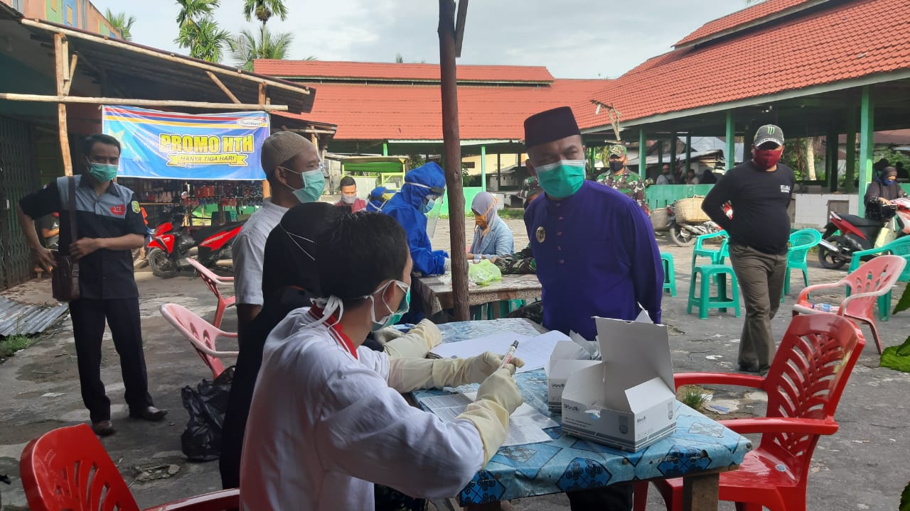 PANTAU : Bupati Sambas Atbah Romin Suhaili  pantau langsung pelaksanaan Rapid TEst di Pasar Semparuk.