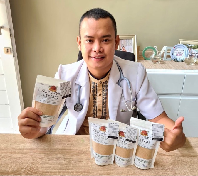 Dokter Ichsan Alhadi menunjukkan produk jahe instan