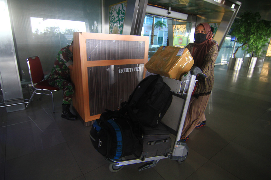 ANTISIPASI CORONA : Satu penumpang pesawat keluar dari pintu kedatangan di Bandara Supadio. Kini persyaratan wajib penumpang terkait antisipasi corona mulai dilonggarkan.  MEIDY KHADAFI/PONTIANAK POST 