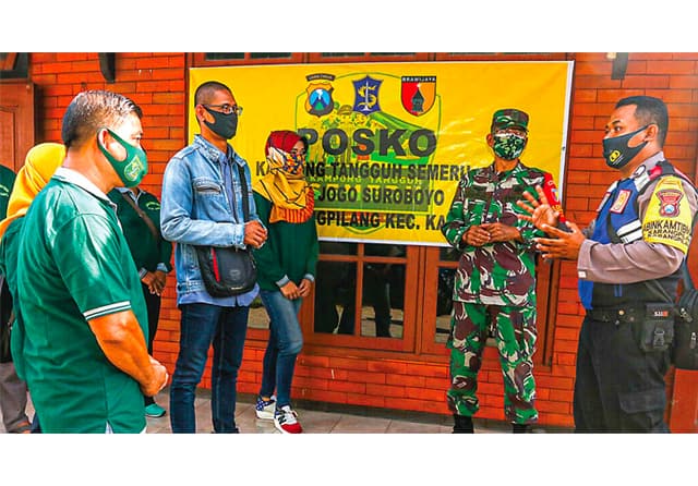 DEKATI WARGA: Bripka Sido Sucahyo ketika memberikan pemaparan kepada warga di Kelurahan Karang Pilang. (Dimas Maulana/Jawa Pos)