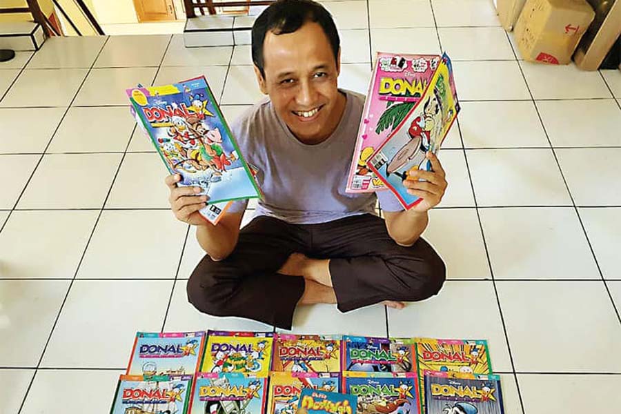 FAVORIT: Anung menujukkan komik Donal Bebek rilisan tahun ini.  DOKUMEN PRIBADI ANUNG SUGIHANTONO