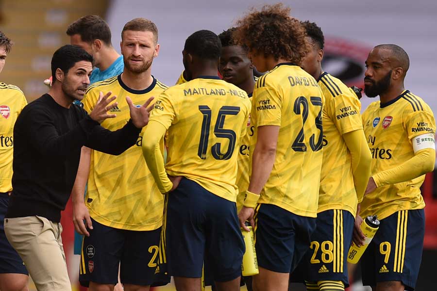 INSTRUKSI : Mikel Arteta (kiri) saat memberikan instruksi kepada timnya di English FA Cup di Bramall Lane, Sheffield (28/6). FOTO : Oli SCARFF / POOL / AFP