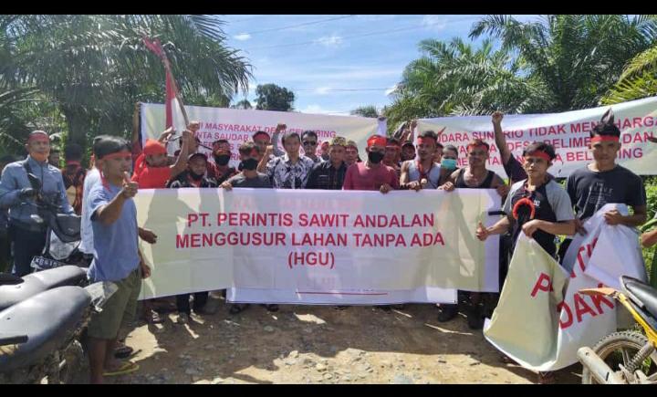 DEMO : Aksi warga di Perkebunan PT PSA, Desa Belimbing, Kecamatan Lumar, Kabupaten Bengkayang, Selasa (2/6).