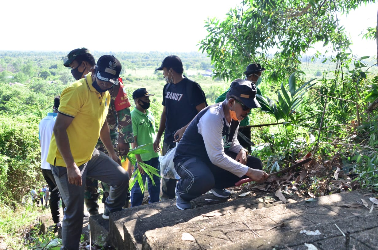GOTONG ROYONG : Bupati Kayong Utara Drs. Citra Duani melaksanakan gotong royong bersama perangkat dan masyarakat Desa Harapan Mulia di Gunung Lalang, Sabtu (13/6).  Foto Humpro Setda KKU Japri For Pontianak Post. 