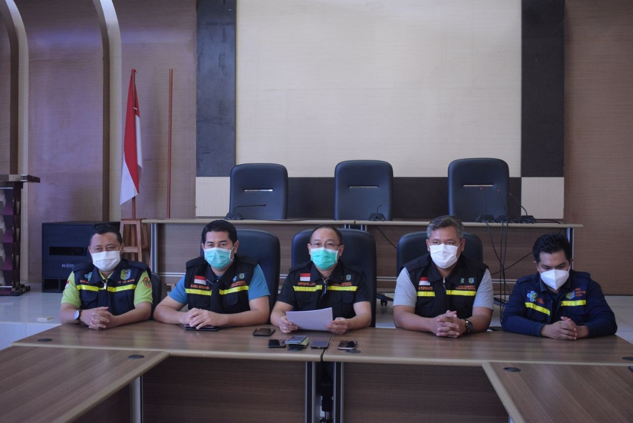 PENGUMUMAN: Kadinkes, Harysinto Linoh sampaikan pasien Covid-19 yang dinyatakan sembuh di kantor Dinas Kesehatan Sintang, Minggu (28/6). FOTO ISTIMEWA