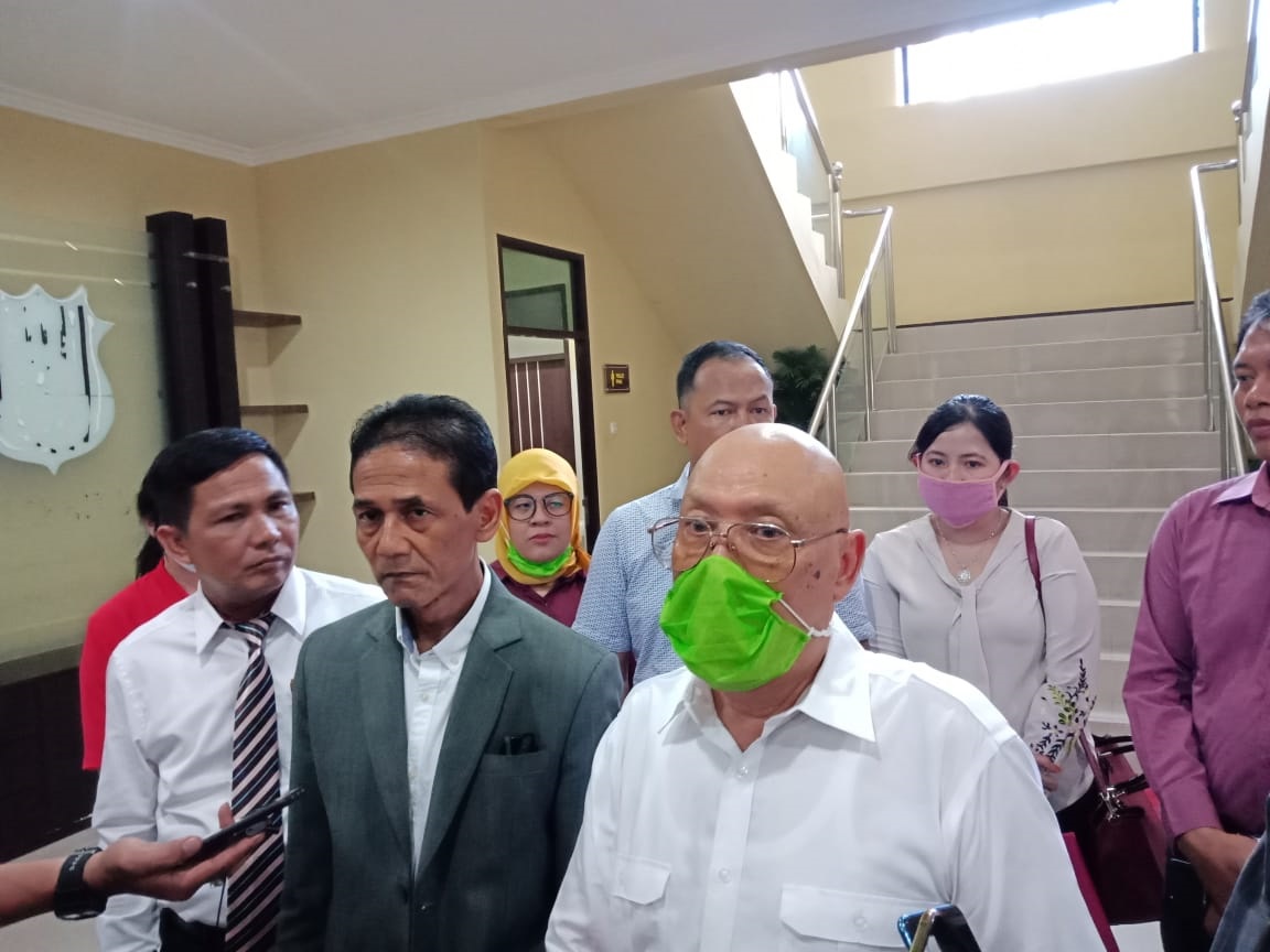 BERI KETERANGAN: Perwakilan Kesultanan Pontianak, Syarif Mahmud Alkadrie didampingi para penasehat hukum saat memberikan keterangan pers di Gedung Direktorat Reskrimsus Polda Kalbar terkait pernyataan Hendropriyono, kemarin. ISTIMEWA