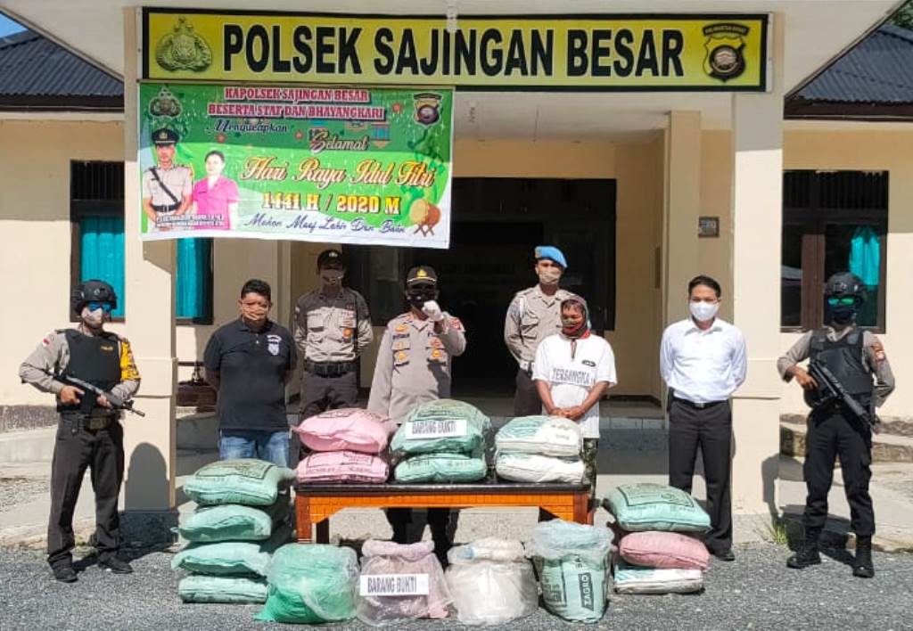 PUPUK BERMASALAH : Kapolsek Sajingan dan jajaran amankan pelaku dan barang bukti berupa belasan karung berisi pupuk mengandung Anomium Nitrat. | Polsek Sajingan for Pontianak Post