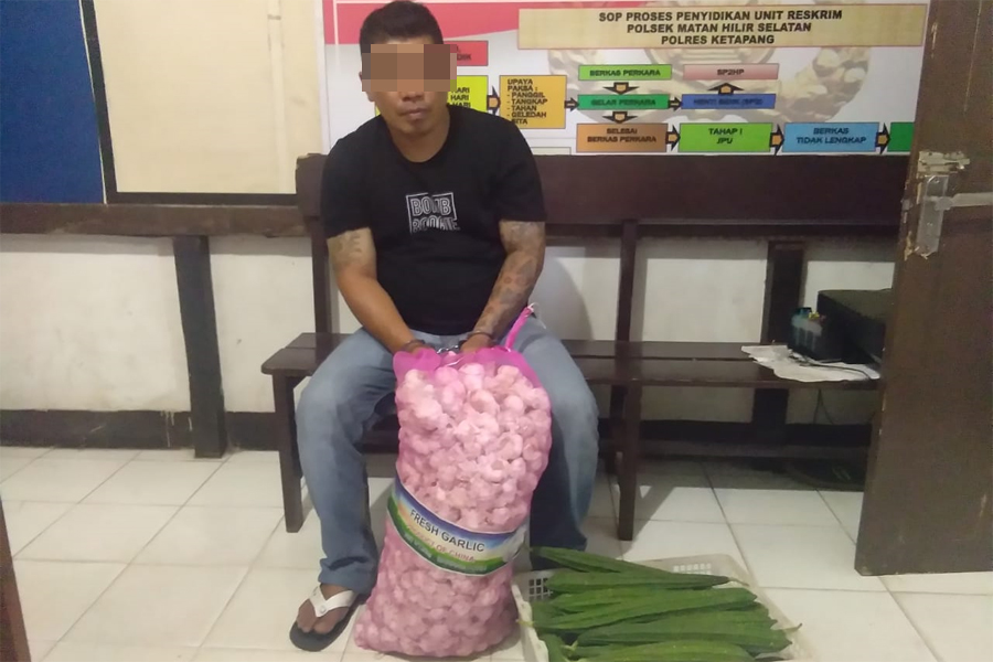 RINGKUS : Budi Tato dan barang bukti saat diringkus polisi karena mengaku sebagai anggota polisi dan menipu tukang sayur. ISTIMEWA