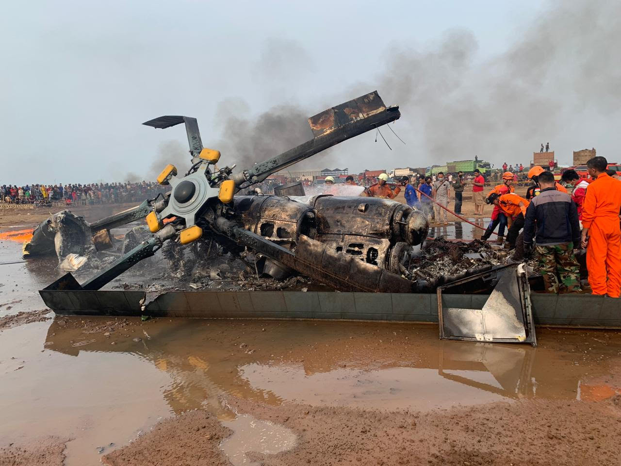 TERBAKAR: Helikopter TNI AD yang jatuh di Kendal, Jawa Tengah, Sabtu (6/6) siang. Humas Polda Jateng
