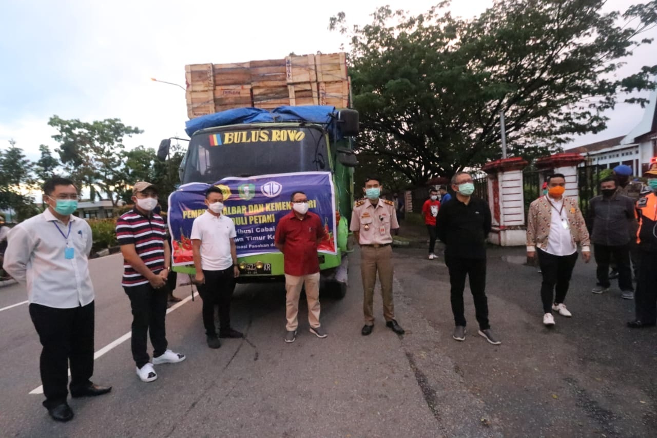 CABAI RAWIT: Gubernur Kalbar Sutarmidji saat menerima secara simbolis 12 ton pasokan cabai rawit dari Kabupaten Tuban, Jawa Timur di Halaman Kantor Gubernur, Minggu (14/6) pagi. BIRO ADPIM FOR PONTIANAK POST