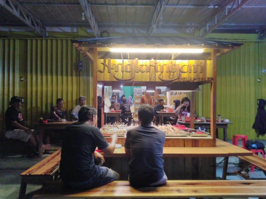 Angkringan adalah warung makan sederhana dengan menggunakan sebuah gerobak dorong dan ditutupi sebuah terpal plastik sebagai atapnya. Banyak terdapat di Yogyakarta. Namun, kini angkringan juga mudah ditemukan di Pontianak. Menu-menu yang disajikan pun dis