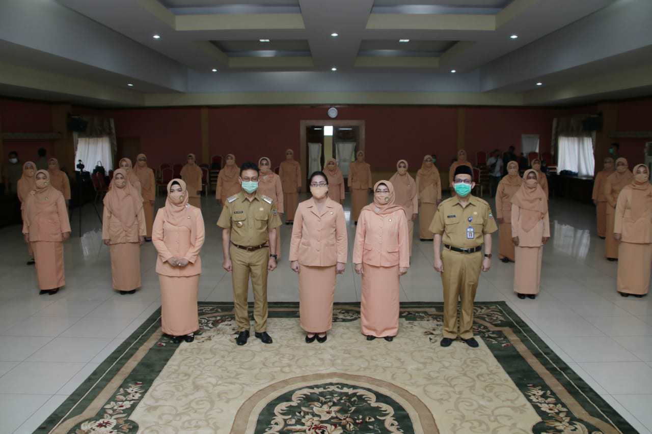 DIKUKUHKAN: Wali Kota Pontianak Edi Rusdi Kamtono, Sekda Pontianak Mulyadi bersama kepengurusan Darmawanita Pemkot Pontianak yang telah dikukuhkan | Istimewa