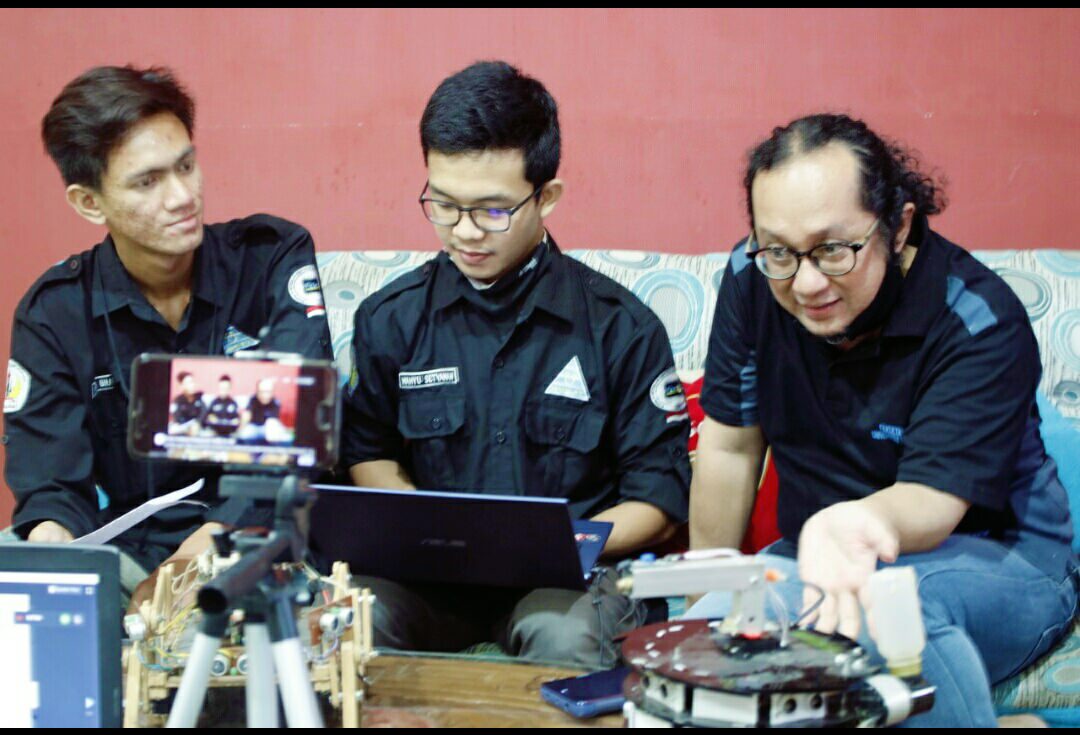 MEMBERI PENJELASAN: Ferry Hadary (paling kanan), kepala DCC Lab FT Untan Pontianak bersama mahasiswanya memberikan penjelasan secara streaming. ISTIMEWA