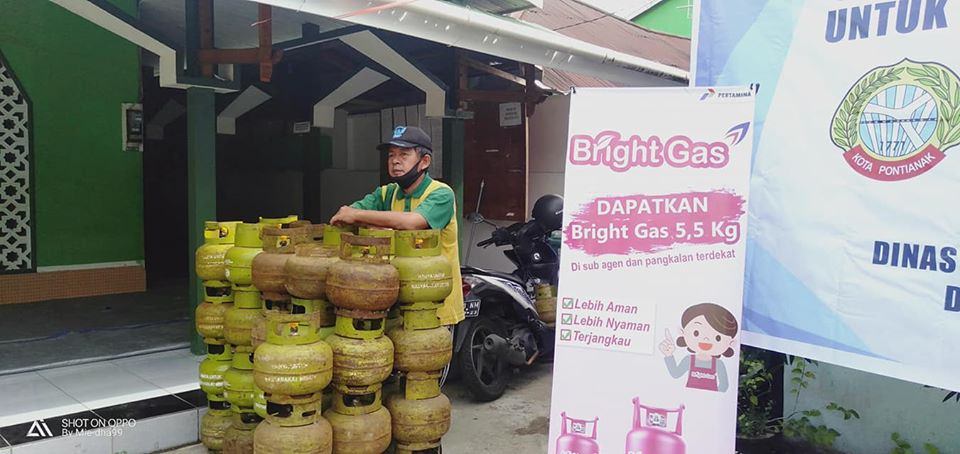 OPERASI PASAR: Operasi pasar elpiji 3 kilogram yang digelar Diskumindag Kota Pontianak bersama Pertamina di Jalan pak Benceng, kemarin. PAGE FACEBOOK HAMIDAH