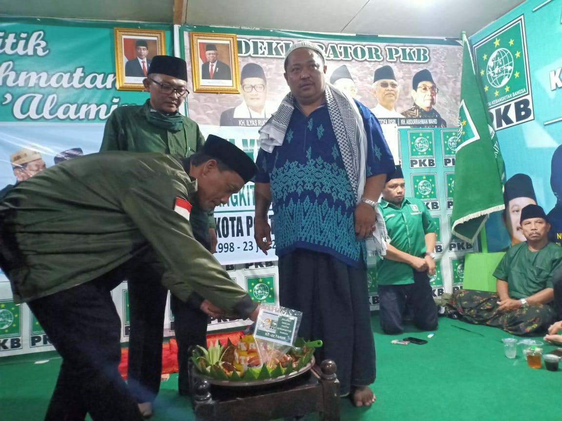 POTONG TUMPENG: Ketua DPC PKB Kota Pontianak Huddin memotong tumpeng pada peringatan hari lahir ke-22 PKB di Sekretariat DPC PKB. ISTIMEWA