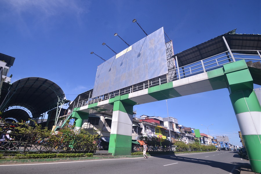 JPO: Jembatan penyeberangan orang (JPO) di Jalan Tanjungpura masih sering digunakan masyarakat untuk menyeberang menuju Pasar Asahan. DOKUMEN