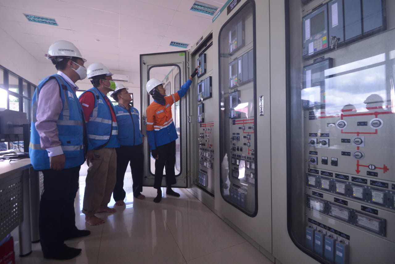 BEROPERASI : General Manager PLN UIP Kalbagbar Rachmad Lubis (baju warna merah biru) melihat proses pengoperasian pertama satu sirkit Saluran Udara Tegangan Tinggi (SUTT) 150 kV Tayan-Sanggau dan Gardu Induk (GI) 150 kV di Sanggau, Kamis (16/7). Beroperas