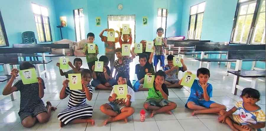 RUMAH BACA: Komunitas Love Borneo mengajak anak belajar sambil bermain di rumah baca di Dusun Pempadang, Mandor.