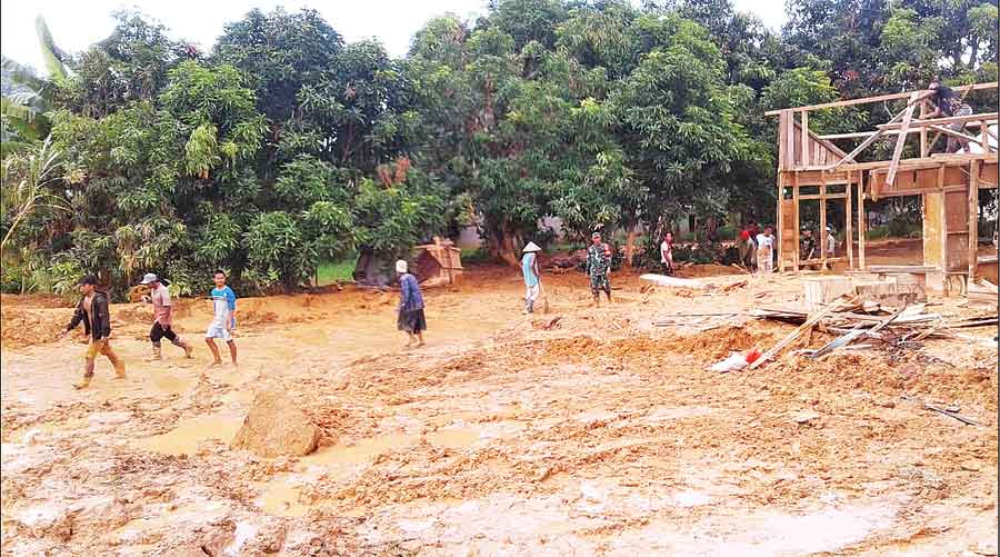 BERSIHKAN: Petugas sedang membersihkan tanah sisa longsor yang terjadi di Desa Paniraman, Kecamatan Sungai Pinyuh.  WAHYU/PONTIANAKPOST
