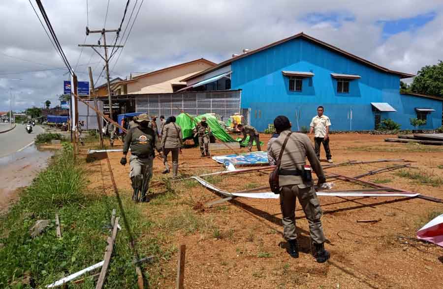PENERTIBAN: Suasana ketika anggota Satpol PP Kabupaten Kapuas Hulu menertibkan baliho kedaluwarsa di sejumlah titik wilayah Kota Putussibau, Kamis (2/7). 