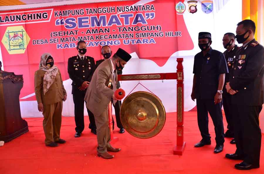 PUKUL GONG: Wakil Bupati Kayong Utara Effendi Ahmad memukul gong saat meresmikan sekaligus me-launching Program Kampung Tangguh Nusantara di Desa Sungai Mata-mata, Kecamatan Simpang Hilir. 