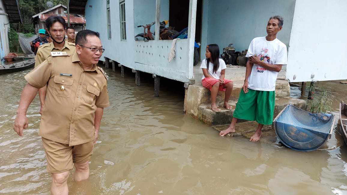 KUNJUNGI: Wakil Bupati Sintang Askiman turun langsung ke lokasi banjir di Kecamatan Kayan Hilir, kemarin. (ISTIMEWA)