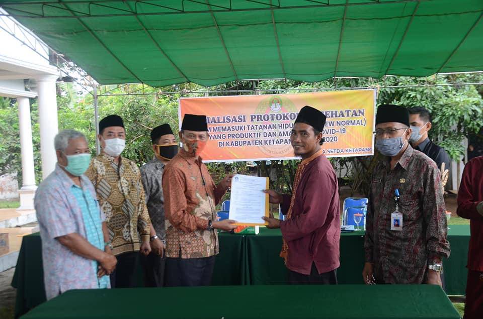 SALURKAN HIBAH: Sekretaris Daerah Ketapang, Farhan, menyalurkan hibah kepada salah satu pengurus masjid di Kecamatan Benua Kayong, Sabtu (11/7) lalu dengan penandatanganan serta penyerahan NHPD. HUMASKAB FOR PONTIANAK POST