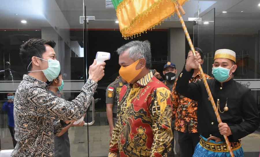 PENYAMBUTAN: Bupati Ketapang, Martin Rantan, disambut dengan protokol Covid-19, saat menghadiri acara Penyucian Pusaka Warisan Bugis, Rabu (8/7) malam di Hotel Grand Zuri Ketapang. HUMASKAB FOR PONTIANAK POST