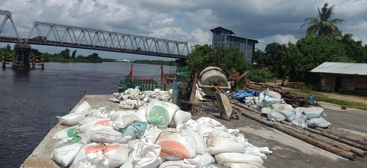 MASIH BEROPERASI: Sebuah kapal tongkang terlihat masih tambat di lokasi tersus yang tidak memiliki izin di bawah Jembatan Pawan II. ISTIMEWA